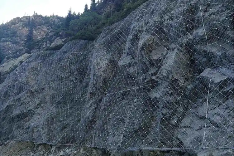p>边坡防护网是一种在 a target="_blank" href="/item/高速公路