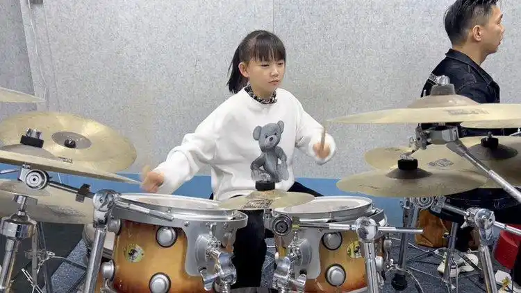小鼓手妞妞架子鼓演奏动感歌曲小女孩状态真的是太好了