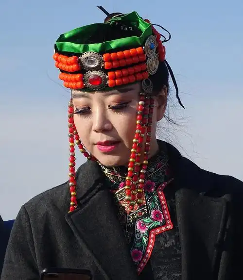盛妆蒙古族姑娘