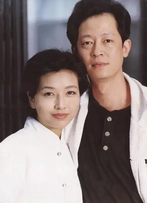 风情女人江珊:与高曙光闪婚,和靳东姐弟恋,如今被新丈夫宠成宝