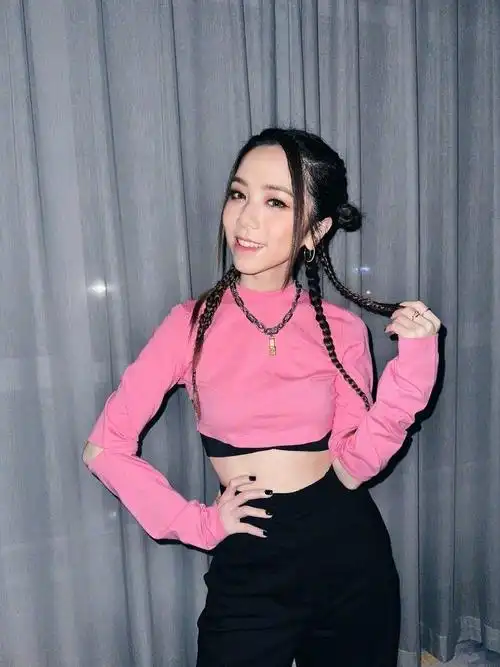 邓紫棋y2k编发造型来啦!粉色的姐姐今天也是魅力爆棚!