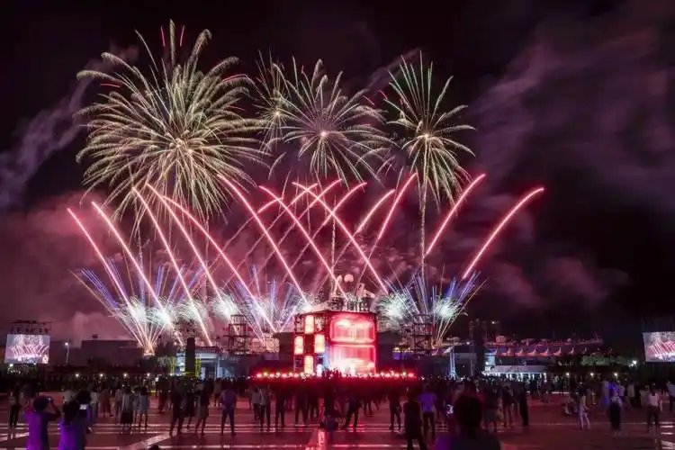 天津泰达航母主题公园"夜上津门·焰遇航母"夏日焰火音乐节正式启幕