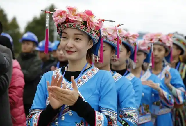 广西罗城:全国唯一仫佬族自治县圆"高速梦"