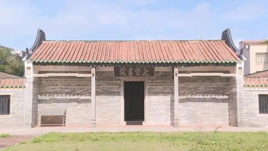 阳西七贤书院百年古梅吐芬芳