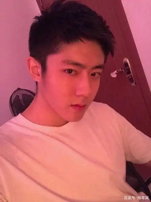 留有小胡子爱穿潮牌卫衣的男生,24岁00后超帅极品阳光大帅哥一枚