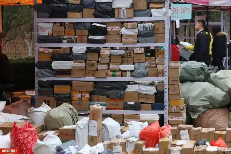 宁愿转行送外卖,快递员收入缩减一半_保障_规定_包裹