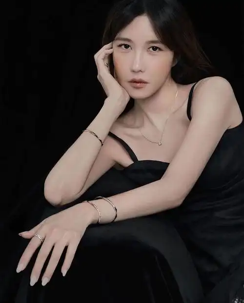 魅力与温柔共存的完美造型,李智雅又一次演绎时尚范儿