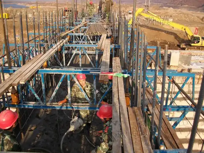 (3)滑模在施工中