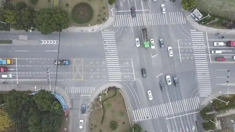 五岔路口红绿灯多了通行效率却提升了松江是怎么做到的