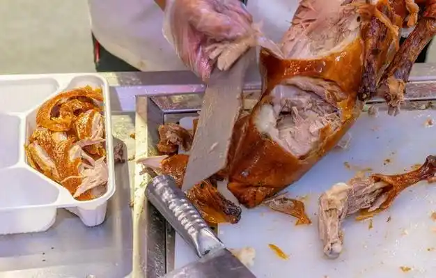 便宜坊是北京烤鸭界的另一知名品牌,以"焖炉烤鸭"技艺著称.