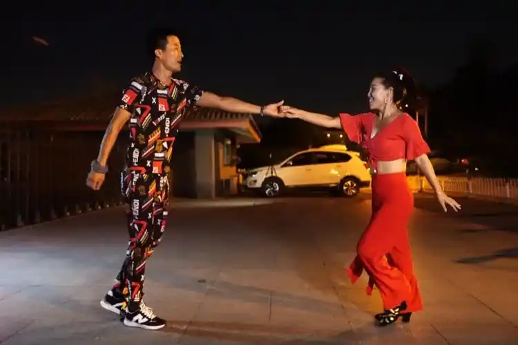 吉特巴双人对跳,音乐动感,舞步娴熟流畅