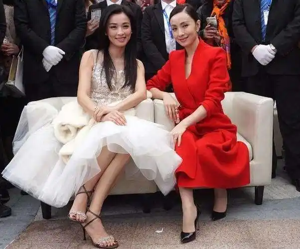 张庭,陶虹同框画面太美,一个49岁却像公主,一个48岁气质像贵妇