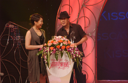 辛唐米娜和杨坤为红粉领袖颁奖