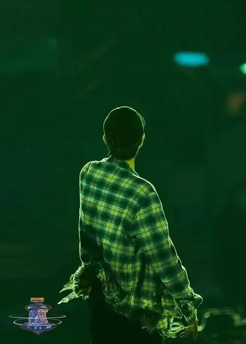 组图王一博跨年舞台彩排背影照曝光灯光下氛围感满分