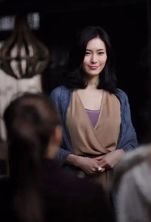 《追龙》晶女郎胡然,身材美貌与演技齐飞,未来必定不可限量