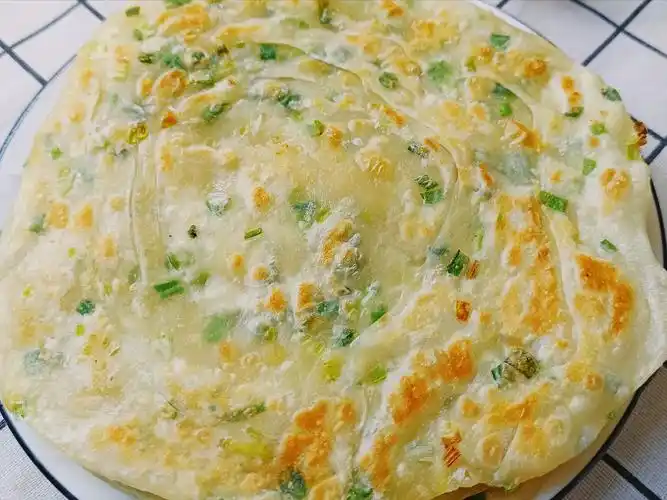 凉了也不硬的葱花饼做法,酥脆可口,葱香味浓郁,大人孩子都爱吃