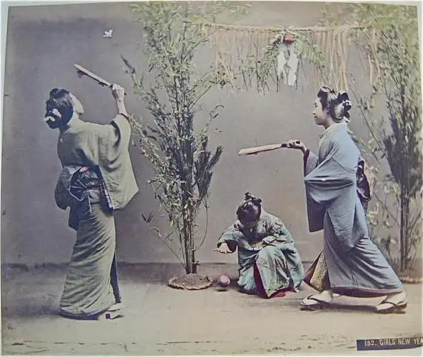 老照片日本古代女孩喜欢的游戏既像羽毛球又像乒乓球还像毽子