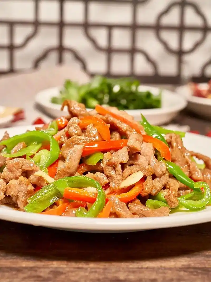 今天给大家分享一道香辣下饭的青椒炒牛肉丝 准备 - 抖音