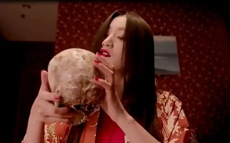 中了这首《红黑》的毒,小星星aurora的声音仿佛来自异度空间,跟灵魂