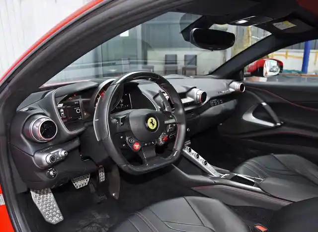 为极限而生的超跑—法拉利812,彰显王者风范,6.5l爆800的马力