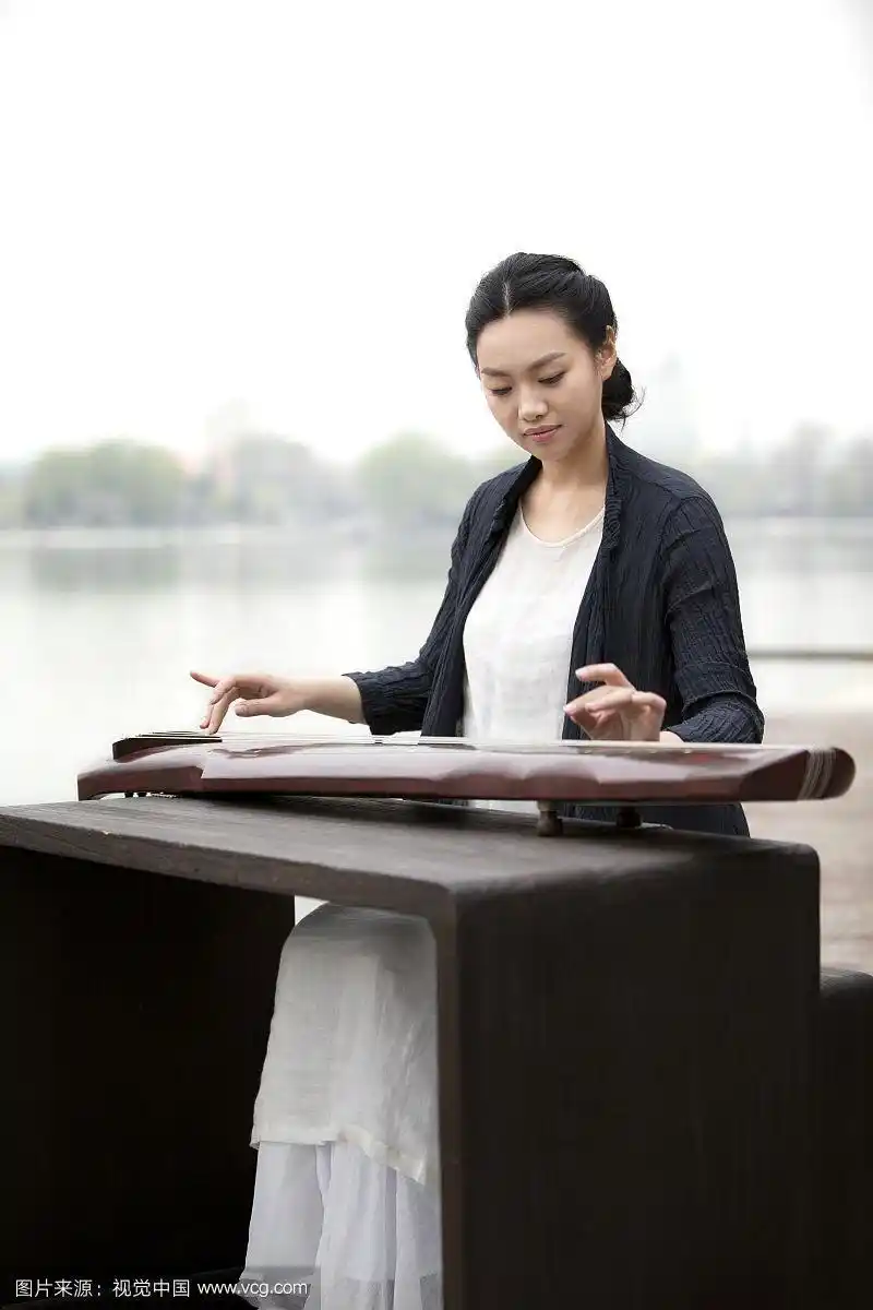 青年女人弹奏古琴