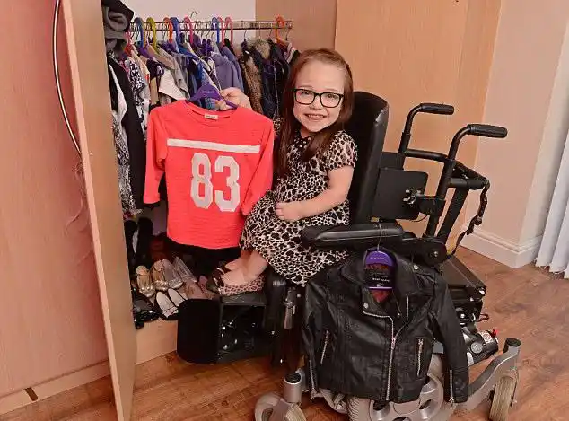 侏儒症女孩身高0.8米 依旧笑对人生