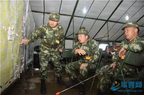 武警曲靖支队支队长刘建林在演习任务中,指挥部队展开演习军事行动.