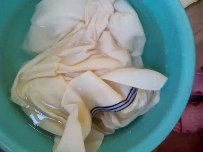 蓝月亮白色衣物色渍净 怎么会把衣服越泡越黄呢?