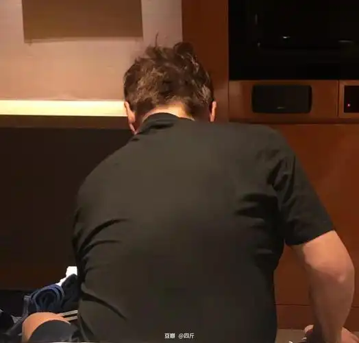 71岁歌手谭咏麟被曝负面疑似和23岁女粉丝睡觉背影照片遭曝光