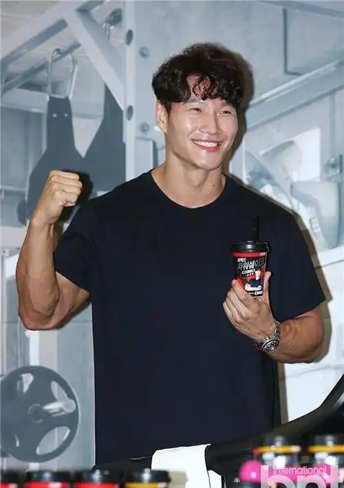 歌手金钟国出席活动现场完美肌肉身材展现健康活力