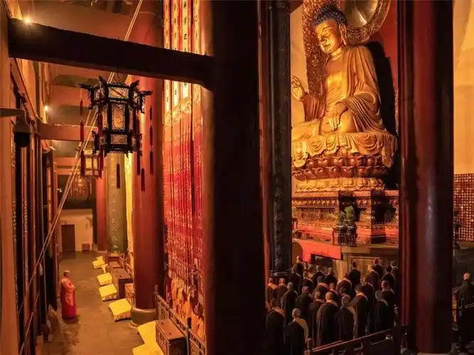 2020年1月24日(己亥除夕夜)晚上,杭州灵隐寺在大雄宝殿举行护国禳灾