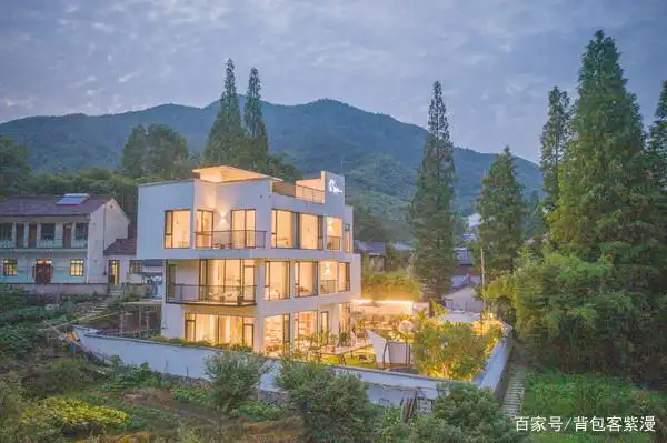 这家莫干山独栋民宿,泳池露营岩石烧烤蹦床唱歌都有,聚会首选