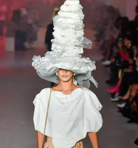 贝拉·哈迪德走秀帽子太夸张,穿另类婚纱展现飘逸气质