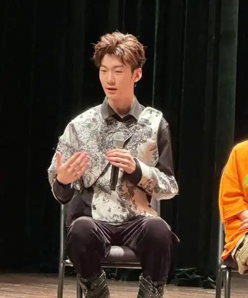 6月7日,一组张亮与其儿子天天的杂志合作照片在社交网络上广泛传播