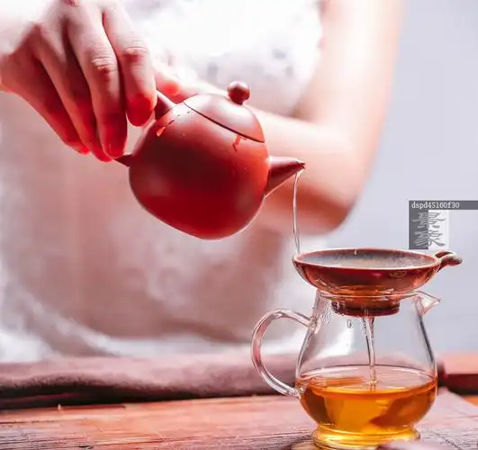 图片标题:     一个东方青年女人在倒茶 图片编号:     dspd45160f30