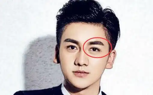 耳朵大而朝口,属于双耳朝海,在面相中属于吉相.