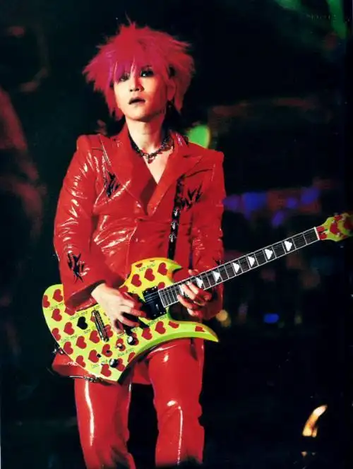 谁知道x-japan吉他手hide的发型师怎么弄的.orz!