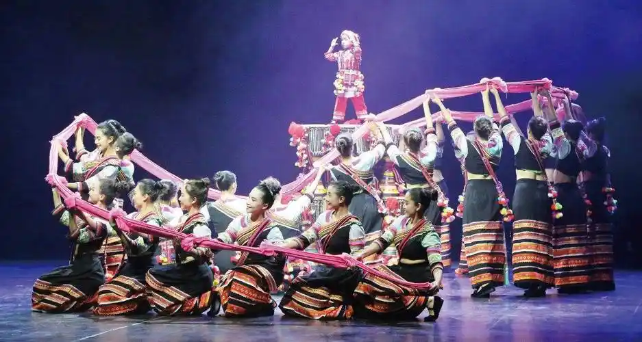 作品的舞蹈取材于拉祜族传统民间舞蹈——摆舞,以拉祜族民歌《四季调