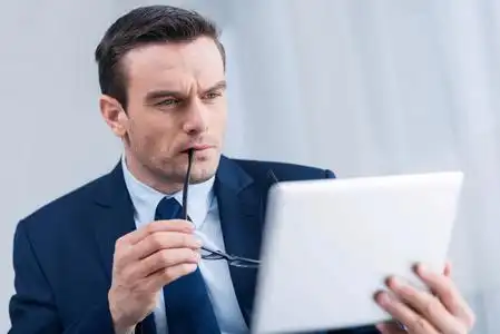 专注认真专注认真的人检查市场照片