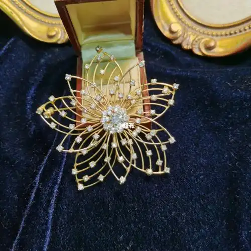 vendome轻盈大花胸针,细金属丝的结构让它既能做到体量大,又能保持