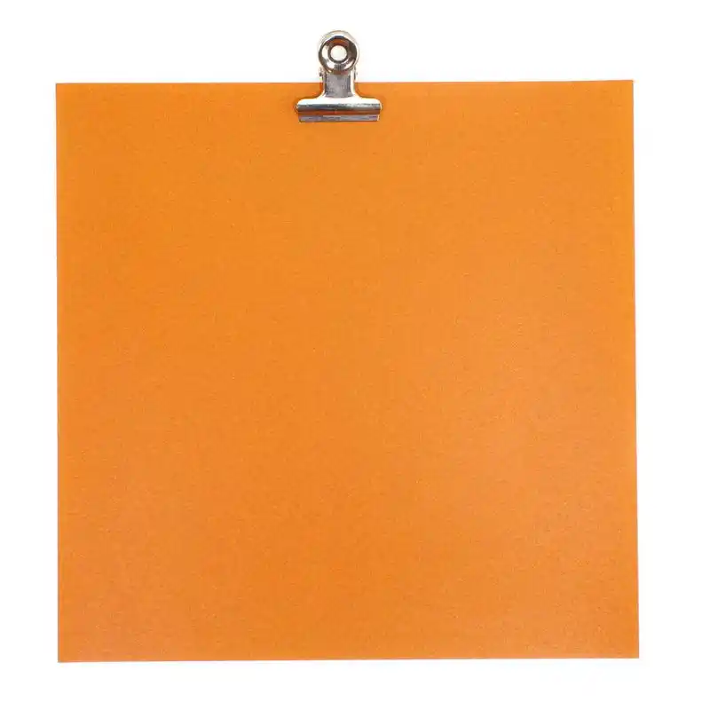 橙色纸与剪辑,与剪辑孤立在白色背景上的橙色彩纸