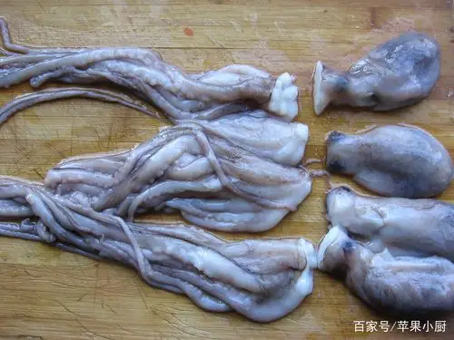 先将八爪鱼充分清洗干净,再将头尾分成两部分.