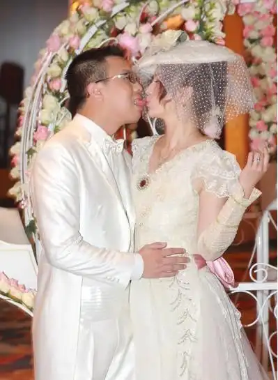 范冰冰小s王菲李嘉欣胡可 看明星当众舌吻照节操尽碎