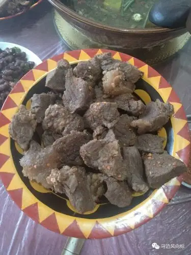 特色坨坨牛肉彝族坨坨牛肉,坨坨牛肉是一道彝族居住地区传统的美食,因