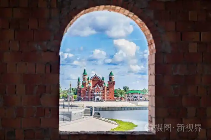 从窗户观看中世纪城堡的佛兰德风格和其他立面装饰俄罗斯约什卡尔奥拉