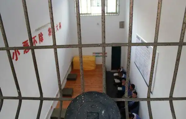 看守所里的生活是怎样的