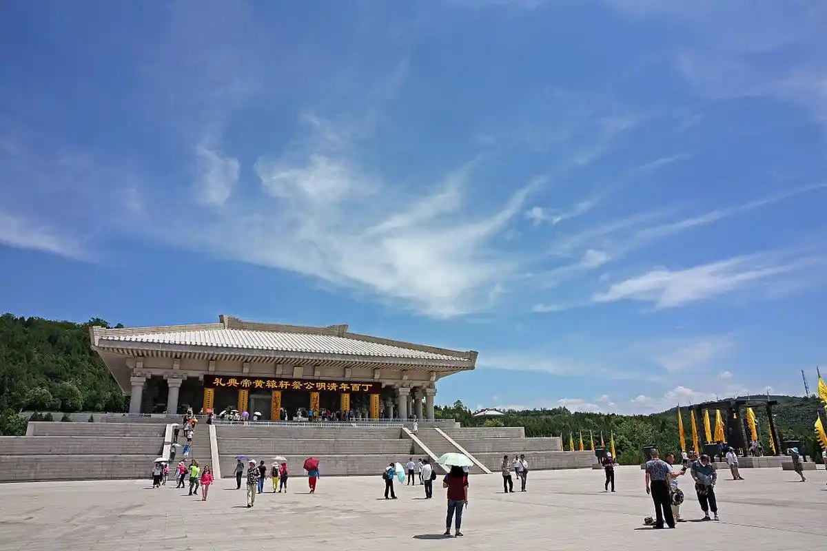 黄帝陵位于陕西黄陵县,传说为中华民族共同祖先黄帝的陵墓.