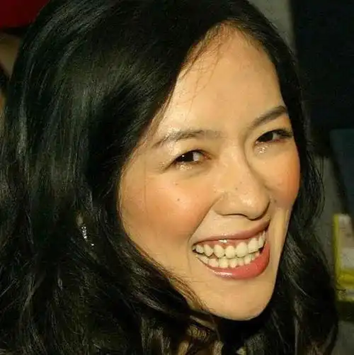 明星大笑露齿照 鱼尾纹眼袋深重(1/26)