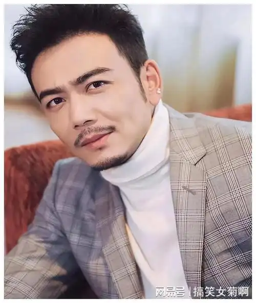 杨烁的形象崩塌事件,不仅是他个人的悲剧,更是娱乐圈明星言行不一现象