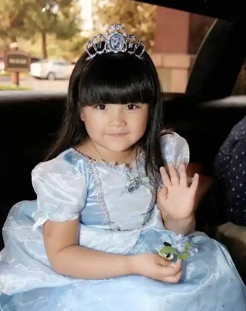 王诗龄近照大变样:皮肤黝黑,个子长高,身边专人打伞阵势大